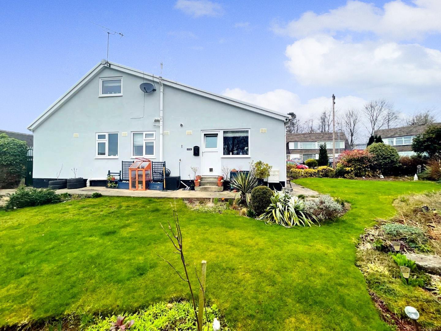 3 bedroom Bungalow in Greystones Close, Aberford, Leeds, LS25 Park